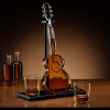 Γυάλινο Σετ Ποτού The Source Connoisseur Creations Guitar Decanter Set σε Σχήμα Κιθάρας με 1 x Καράφα Σερβιρίσματος με Πώμα / Ξύλινη Βάση & 2 x Ποτήρια (5056327921691)