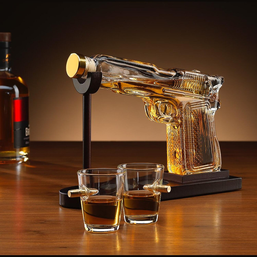 Γυάλινο Σετ Ποτού The Source Connoisseur Creations Gun Decanter and Glasses σε Σχήμα Όπλου με 1 x Καράφα Σερβιρίσματος με Πώμα / Ξύλινη Βάση & 2 x Ποτήρια (5056327918448)