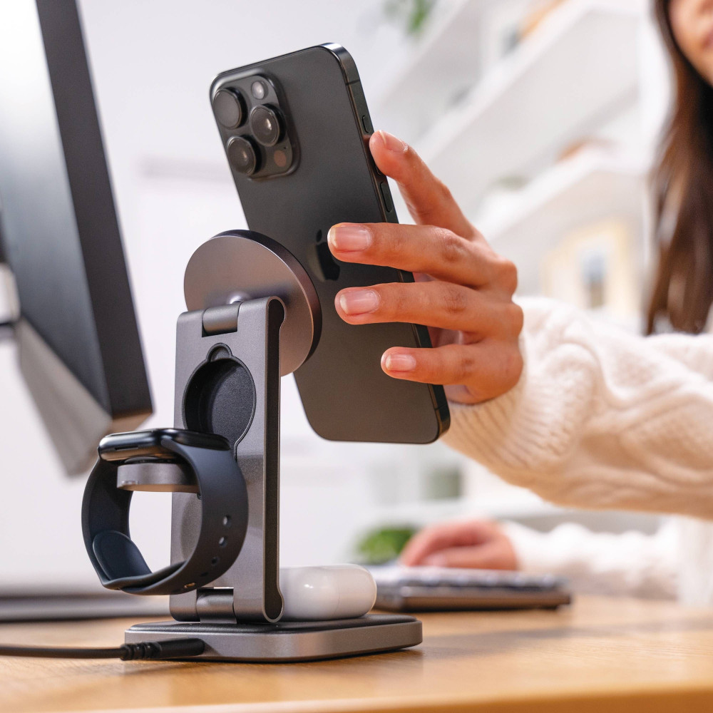 Satechi 3-in-1 Foldable Qi2 Wireless Charging Stand - Μαγνητική Αναδιπλούμενη Βάση Ασύρματης Φόρτισης MagSafe 15W για iPhone / AirPods / Apple Watch με Αντάπτορα Ταξιδιού 45W & Βύσματα EU / US / UK - Space Gray (ST-Q31FM-EA)