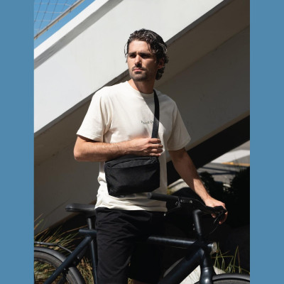 Τσαντάκι Uniq Arden Sling Bag Ώμου / Χιαστί Crossbody 2L - Black (UNIQ-ARDEN(2L)SB-MNBLK)