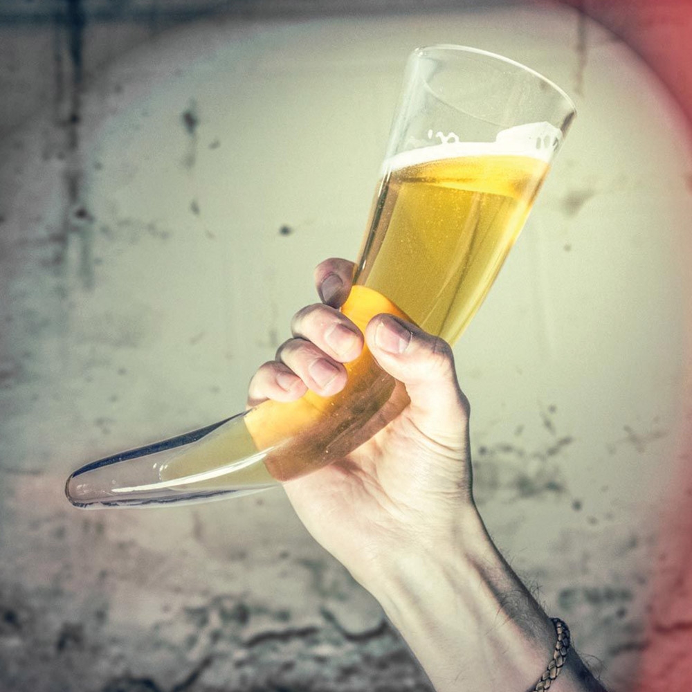 The Source Winning Viking Horn Beer Glass - Γυάλινο Ποτήρι Μπύρας σε Σχήμα Κέρατο Βοδιού / Σκανδιναβικής Παράδοσης Βίκινγκς με Ξύλινη Βάση - 480ml (5055371522687)