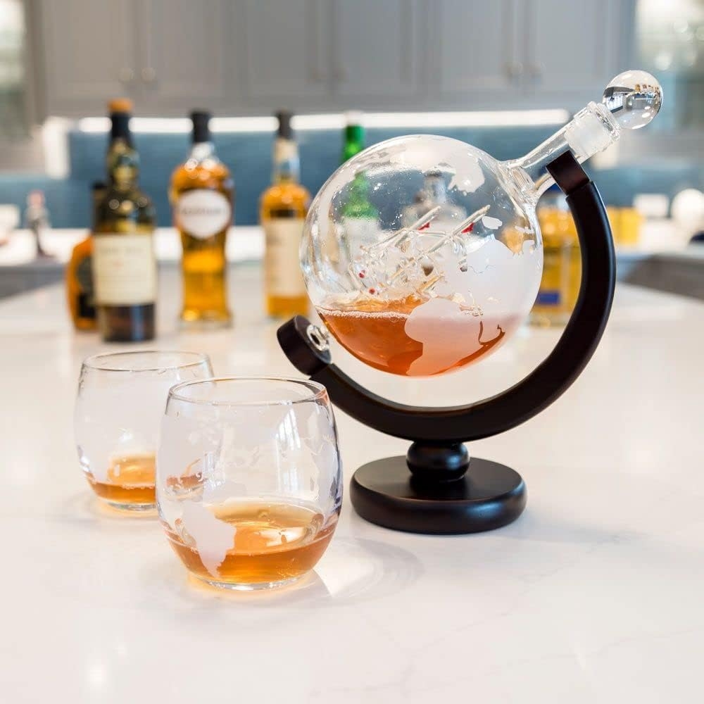 The Source InGenious Globe Decanter Set - Γυάλινο Σετ Ποτού σε Σχήμα Υδρογείου με 1 x Καράφα Σερβιρίσματος με Πώμα / 2 x Ποτήρια & 1 x Ξύλινη Βάση (5060512159417)