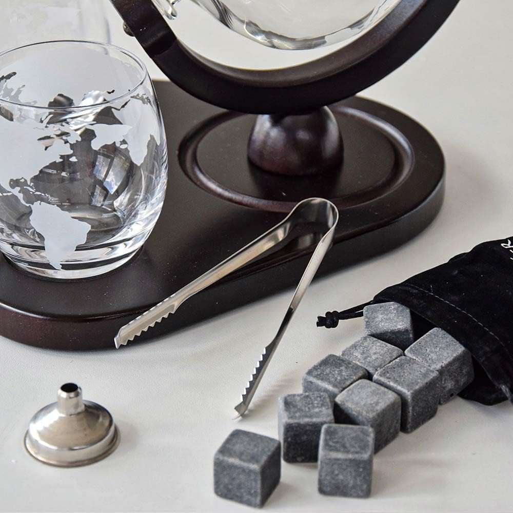 Γυάλινο Σετ Ποτού MikaMax Deluxe Globe Decanter Set σε Σχήμα Υδρογείου με 1 x Καράφα Σερβιρίσματος με Πώμα & Ξύλινη Βάση / 2 x Ποτήρια / 1 x Λαβίδα / 1 x Χωνί / 9 x Πέτρες Ουίσκι (8719481357771)
